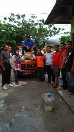 KPB Bantu Warga Perum Bintungan 5 Kena Banjir